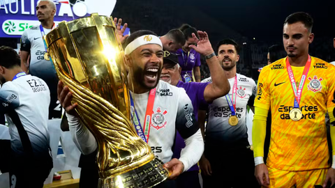 Placas e ações de marketing da Casas Bahia durante partida do Campeonato Paulista 2026 - Imagem: Reprodução