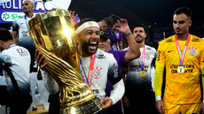 Placas e ações de marketing da Casas Bahia durante partida do Campeonato Paulista 2026 - Imagem: Reprodução