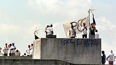 Decisão dos Estados Unidos de classificar PCC e Comando Vermelho como grupos terroristas ganhou destaque na imprensa internacional e ampliou o debate político no Brasil - Imagem: Reprodução