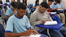 O calendário de pagamentos varia conforme o mês de nascimento dos alunos, com depósitos iniciando em 27 de outubro - Imagem: Reprodução / Antonio Cruz / Agência Brasil