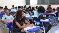 Candidatos precisam obter nota mínima de 650 no Enem 2024 e cumprir exigências acadêmicas para manter a bolsa - Imagem: Reprodução / Antônio Cruz / Agência Brasil