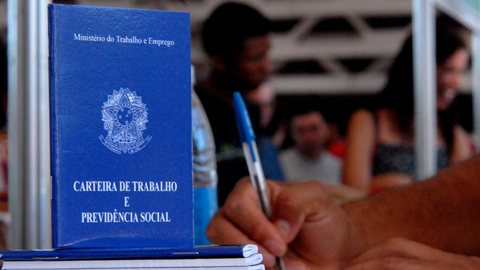 Iniciativa sugere a redução da carga horária de trabalho, passando das atuais 44 horas semanais para 36 horas - Imagem: Reprodução / Agência Brasil / Marcello Casal Jr.