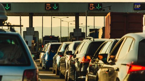 Saiba quais são os limites de espera em feriados e como as concessionárias devem agir para evitar congestionamentos - Imagem: Reprodução | Freepik