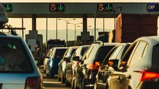 Saiba quais são os limites de espera em feriados e como as concessionárias devem agir para evitar congestionamentos - Imagem: Reprodução | Freepik
