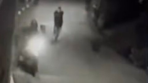 Vítima desarmou um dos criminosos e disparou contra o trio - Imagem: Reprodução / SBT News