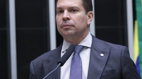 Alexandre Ramagem foi condenado por participação em atos golpistas e deixou o Brasil em 2025. - Imagem: Reprodução/Agência Senado.