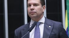 Alexandre Ramagem foi condenado por participação em atos golpistas e deixou o Brasil em 2025. - Imagem: Reprodução/Agência Senado.
