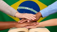 Pela Liberdade e Dignidade: Um Chamado ao Capitalismo Humanista - Imagem gerada por IA