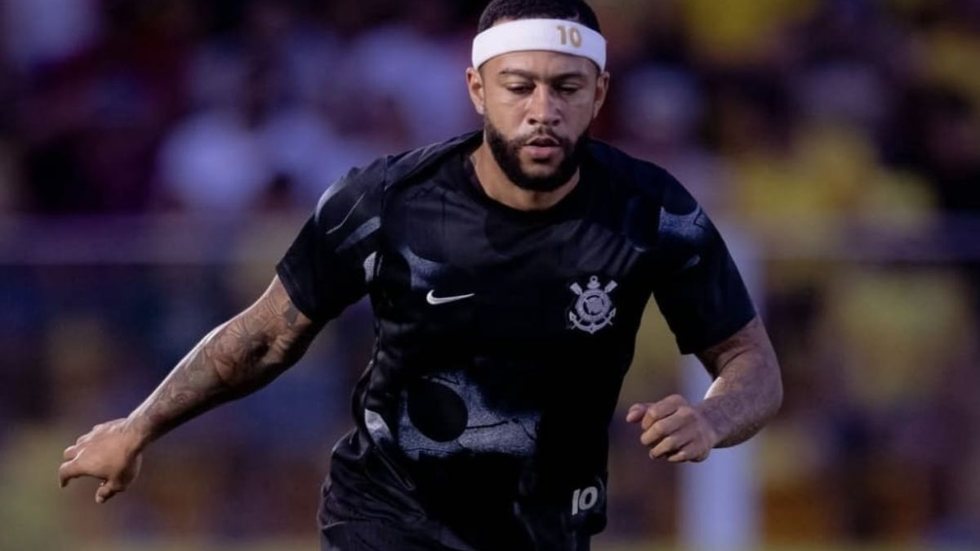 Dorival Júnior enfatiza que a culpa pela derrota é coletiva e que buscará entender a situação com Memphis Depay internamente - Imagem: Instagram/ @corinthians/ Rodrigo Coca