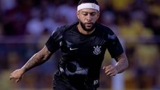 Dorival Júnior enfatiza que a culpa pela derrota é coletiva e que buscará entender a situação com Memphis Depay internamente - Imagem: Instagram/ @corinthians/ Rodrigo Coca