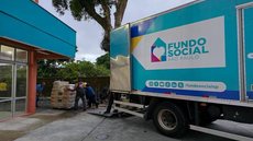 Caminhão do Fundo Social de São Paulo descarrega cestas básicas e donativos em unidade de apoio em Peruíbe, reforçando a assistência às famílias afetadas pelas fortes chuvas que atingem o município - Imagem: Divulgação