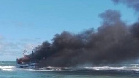 TRAGÉDIA: pescadores morrem durante incêndio em barco - Imagem: reprodução redes sociais