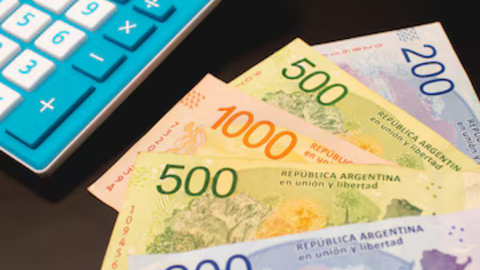 Peso argentino - Imagem: Reprodução / Freepik