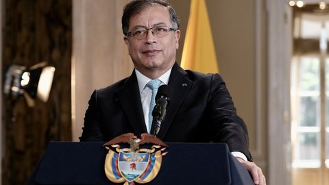 Gustavo Petro rejeita voos militares devido a denúncias de tratamento degradante a migrantes brasileiros. - Imagem: Divulgação / Presidência de Colombia