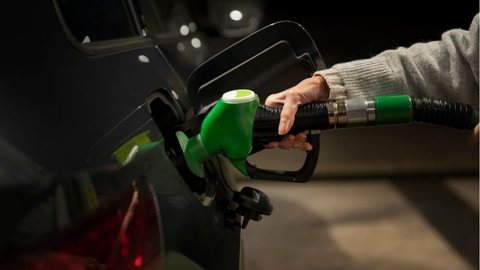O preço médio de venda de gasolina para as distribuidoras vai passar de R$4,06 para R$3,86 por litro - Imagem: Freepik