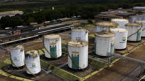 Embora a Petrobras reduza os preços, o custo final ao consumidor depende de vários fatores - Imagem: Reprodução / Marcello Casal Jr / Agência Brasil