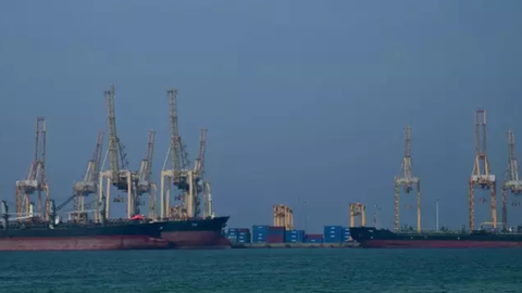 Imagem: Giuseppe Cacace - Navios petroleiros em rota pelo Estreito de Ormuz