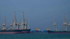 Imagem: Giuseppe Cacace - Navios petroleiros em rota pelo Estreito de Ormuz