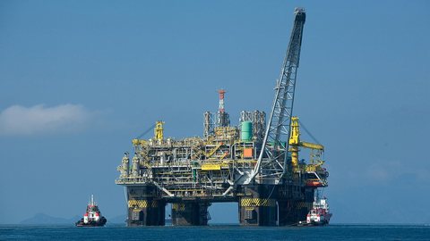 Preço do petróleo volta a superar US$ 100 por barril em meio às tensões no Oriente Médio e riscos para o fornecimento global de energia. - Imagem: Reprodução