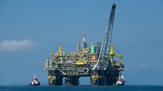 Preço do petróleo volta a superar US$ 100 por barril em meio às tensões no Oriente Médio e riscos para o fornecimento global de energia. - Imagem: Reprodução