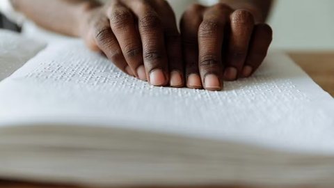 Falta de livros em braille nas escolas públicas levanta debate sobre inclusão e acesso adequado à educação para estudantes com deficiência visual - Imagem: Pexels