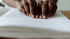 Falta de livros em braille nas escolas públicas levanta debate sobre inclusão e acesso adequado à educação para estudantes com deficiência visual - Imagem: Pexels