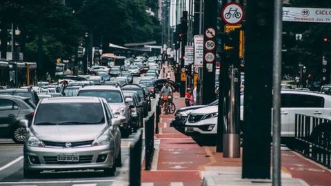 Ciclofaixa de Lazer funcionará nos dias 1º e 4, oferecendo uma alternativa segura para ciclistas durante o feriado prolongado - Imagem: Reprodução | Freepik