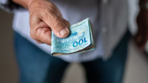 Grupo criminoso criavam identidades fictícias para obter aposentadorias fraudulentas - Imagem: Reprodução / Freepik