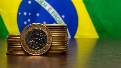 Economistas alertam para possível recessão técnica no Brasil em 2025, apesar de crescimento anual positivo - Imagem: Reprodução/Freepik