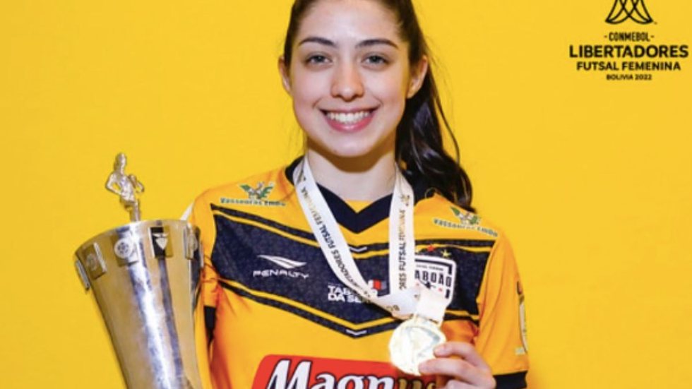 Pietra Medeiros, jogadora de futsal, faleceu no fim da tarde de sexta-feira (19) aos 20 anos - Imagem: reprodução Instagram @pi_medeiros