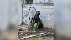 Piloto perde controle de paramotor e cai em quintal de casa em Itanhaém - Imagem: Reprodução