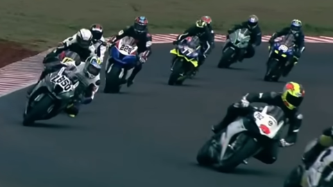 Um grave acidente aconteceu na primeira volta da corrida Moto 1000 GP. - Imagem: reprodução I Youtube SOT Sports