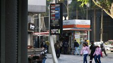 Meteorologistas explicam que a transição rápida entre o calor e o frio é resultado de correntes de ar polar que chegaram ao estado - Imagem: Reprodução / Rovena Rosa / Agência Brasil
