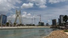 Com investimento de R$ 36 milhões, o clube oferece uma piscina de ondas e uma experiência de resort em meio à cidade - Imagem: Reprodução/João de Mari/g1
