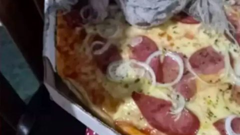 Cliente pede pizza de delivery e recebe surpresa desagradável - Imagem: reprodução redes sociais
