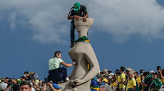 Estátua da Justiça, na Praça dos Três Poderes, foi pichada por manifestantes durante os atos - Imagem: Gabriela Biló/Folhapress