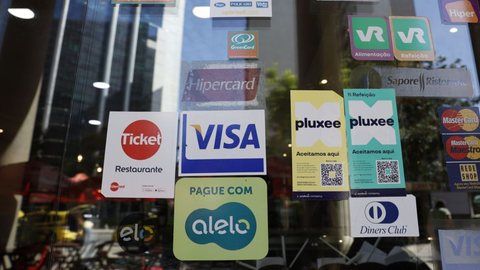 Além da Pluxee, operadoras como Ticket e VR também obtiveram decisões judiciais que suspendem a aplicação de trechos das novas regras do vale-alimentação. - Imagem: Reprodução/Agência Brasil.