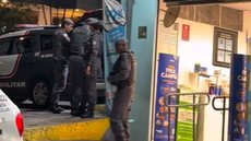 Com os suspeitos, a polícia apreendeu armas de fogo e recuperou medicamentos avaliados em mais de R$ 22 mil - Imagem: Reprodução / Redes Sociais