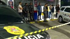 A Polícia Civil está analisando câmeras de segurança para identificar os criminosos que roubaram a arma do vigilante - Imagem: Reprodução /TV Globo