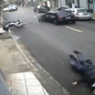 Imagens mostram o momento do acidente que deixou o policial ferido - Imagem: Reprodução