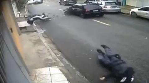 Imagens mostram o momento do acidente que deixou o policial ferido - Imagem: Reprodução