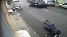 Imagens mostram o momento do acidente que deixou o policial ferido - Imagem: Reprodução