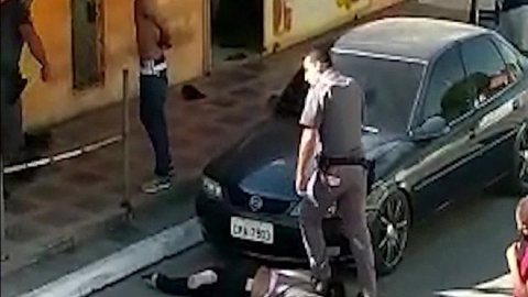 PM foi filmado pisando no pescoço de mulher negra em Parelheiros (SP) - Imagem: Reprodução/Twitter @cfernandes_23