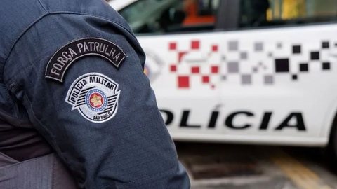 Durante o roubo, a vítima tentou proteger o celular da namorada e foi atingida por disparos de arma de fogo pelos assaltantes - Imagem: Divulgação