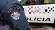 Durante o roubo, a vítima tentou proteger o celular da namorada e foi atingida por disparos de arma de fogo pelos assaltantes - Imagem: Divulgação