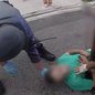 Imagens das câmeras corporais mostram o momento em que o cabo da PM reza ao lado do eletricista Igor Hyppolito. - Imagem: Reprodução / PMSP