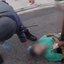 Imagens das câmeras corporais mostram o momento em que o cabo da PM reza ao lado do eletricista Igor Hyppolito. - Imagem: Reprodução / PMSP