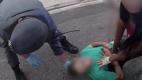 Imagens das câmeras corporais mostram o momento em que o cabo da PM reza ao lado do eletricista Igor Hyppolito. - Imagem: Reprodução / PMSP