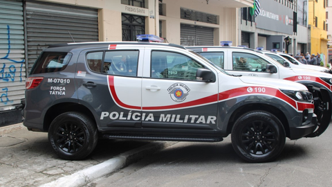 Policiais civis durante operação estadual que cumpre mandados de prisão contra agressores de mulheres em SP - Imagem: SSP