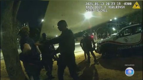 Abordagem de policiais militares contra morador de rua - Imagem: Reprodução / TV Globo